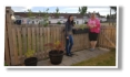 Anna und Anja nach vollbrachter Gartenarbeit